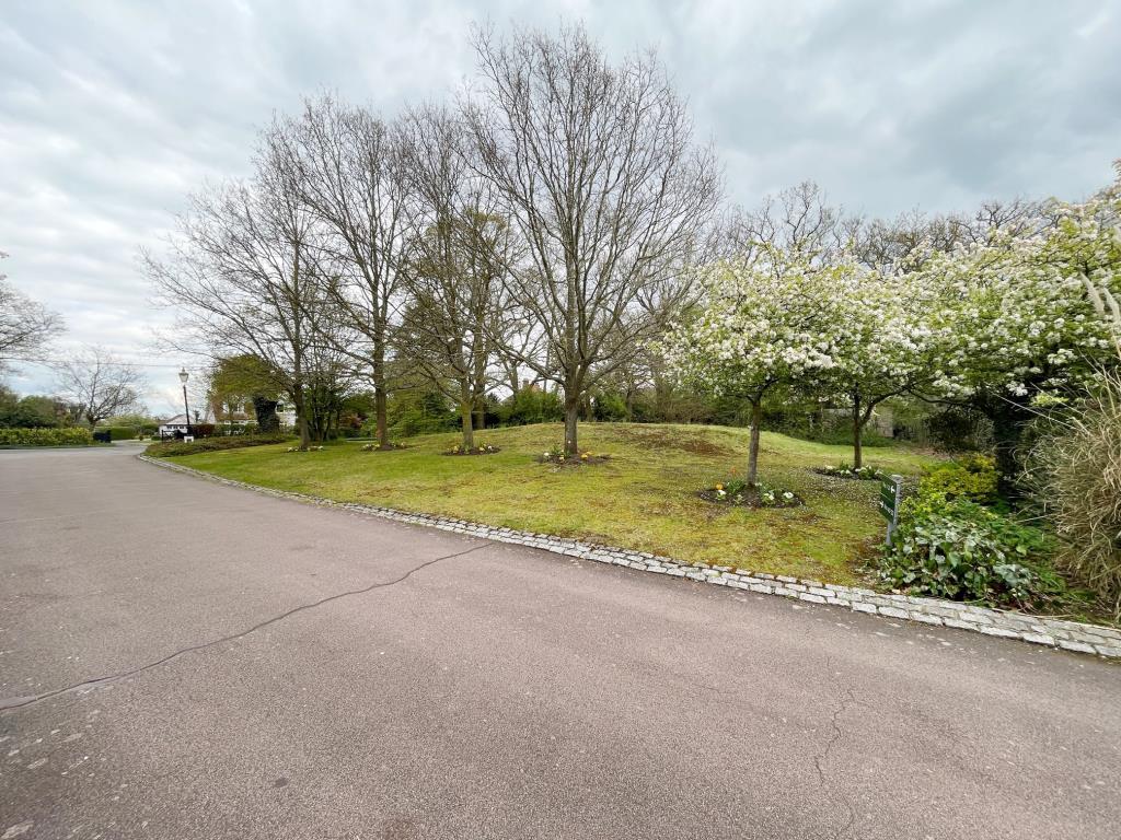 Lot: 69 - FREEHOLD PARCEL OF LAND - View of the land adjacent to 1 Alexander Mews